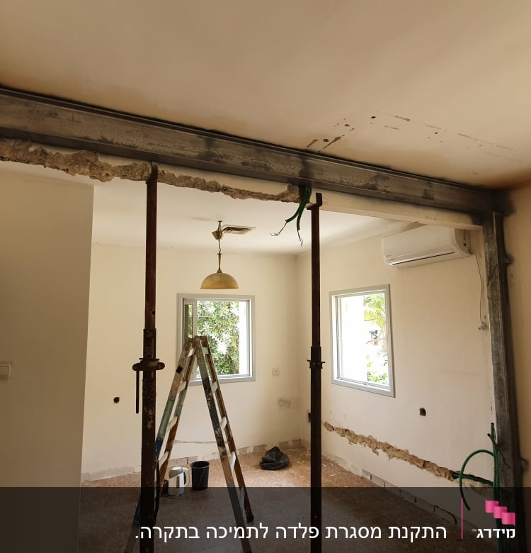 מסגרת מתכת מותקנת בקיר פנימי במהלך שיפוץ